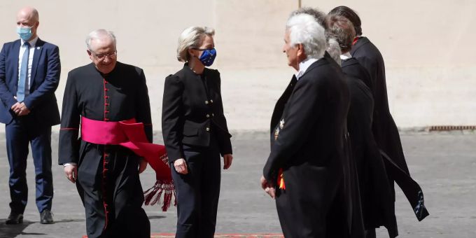 Ursula von der Leyen (M), Präsidentin der Europäischen Kommission, wird bei ihrer Ankunft im Hof von San Damaso im Vatikan von Monsignore Leonardo Sapienza (2.v.l) begrüsst. Von der Leyen Papst