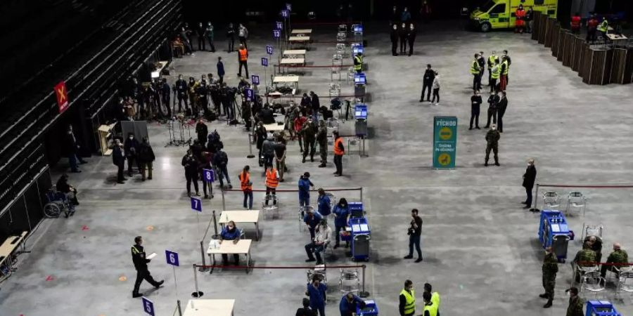 Die O2-Arena in Prag ist das grösste Impfzentrum des Landes. Foto: Vondrou Roman/CTK/dpa