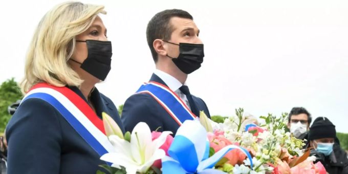Marine Le Pen bei Kranzniederlegung in Paris Marine Le Pen bei Kranzniederlegung in Paris