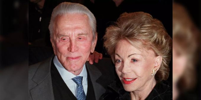 Hollywood-Legende Kirk Douglas (103†), links, mit seiner Frau Anne Buydens (102†), in New York am 17. November 2000. Anne Buydens Kirk Douglas