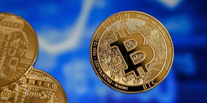 Eine symbolische Münze von Bitcoin. bitcoin