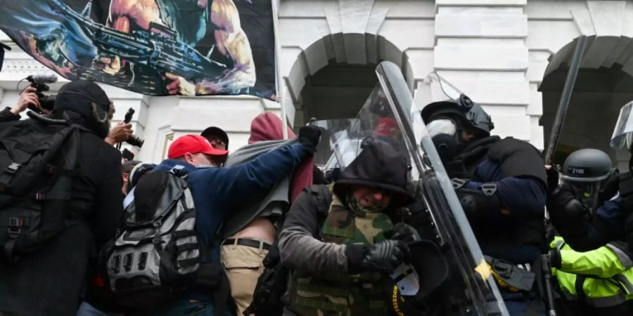 Konfrontation zwischen Trump-Anhängern und der Polizei am US-Kapitol