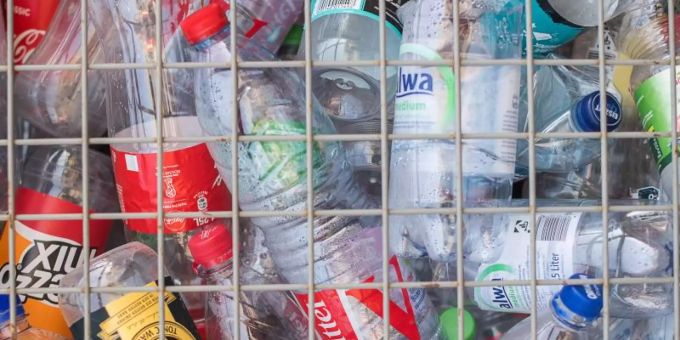 PET-Flaschen sollen künftig einen Mindestanteil an recyceltem Kunststoff enthalten. Foto: Sebastian Gollnow/dpa PET-Flaschen sollen künftig einen Mindestanteil an recyceltem Kunststoff enthalten. Foto: Sebastian Gollnow/dpa