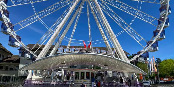 Riesenrad auf dem Dorfplatz in Küsnacht