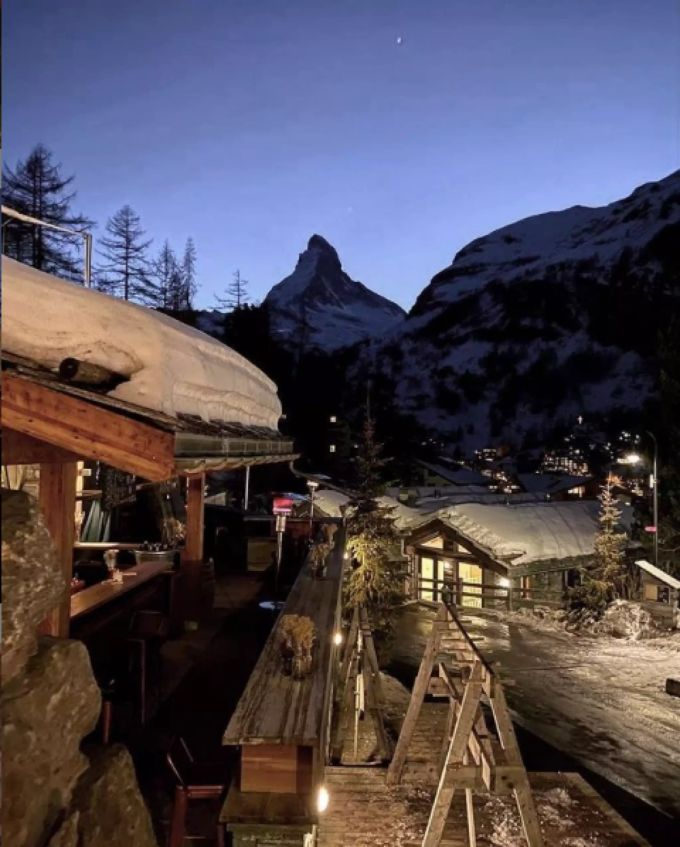 Mit Blick aufs Matterhorn: Die Aussicht auf der Terrasse des Cervo in Zermatt. Aussicht cervo zermatt