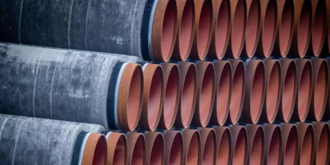 Rohre für die Erdgaspipeline Nord Stream 2 liegen auf einem Lagerplatz im Hafen Mukran auf der Insel Rügen. Foto: Jens Büttner/dpa-Zentralbild/dpa Rohre für die Erdgaspipeline Nord Stream 2 liegen auf einem Lagerplatz im Hafen Mukran auf der Insel Rügen. Foto: Jens Büttner/dpa-Zentralbild/dpa