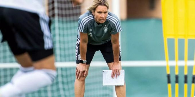 Bundestrainerin Martina Voss-Tecklenburg verfolgt das Training des deutschen Frauen-Nationalteams. Foto: Sebastian Gollnow/dpa Bundestrainerin Martina Voss-Tecklenburg verfolgt das Training des deutschen Frauen-Nationalteams. Foto: Sebastian Gollnow/dpa