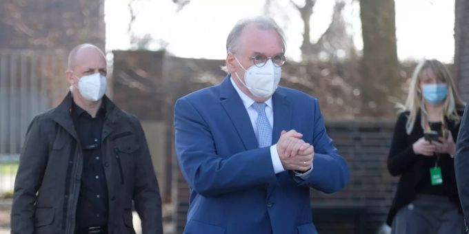 Reiner Haseloff (CDU/ M), Ministerpräsident von Sachsen-Anhalt, geht zum Veranstaltungsort des Parteitages der CDU Sachsen-Anhalt. Dort wird die Landesliste zur kommenden Landtagswahl aufgestellt. Landesparteitag CDU Sachsen-Anhalt
