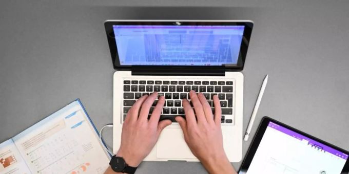 Der Europäische Rechnungshof bemängelt, dass in der EU zu wenig für digitale Fähigkeiten von Erwachsenen getan wird. Foto: Felix Kästle/dpa Der Europäische Rechnungshof bemängelt, dass in der EU zu wenig für digitale Fähigkeiten von Erwachsenen getan wird. Foto: Felix Kästle/dpa