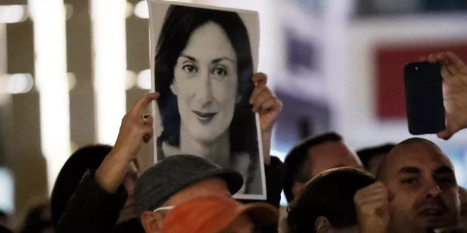 Ein Bild von Daphne Caruana Galizia wird während einer Demonstration in die Luft gehalten. Daphne Caruana Galizia
