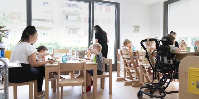 Das Parlament diskutiert eine verstärkte Bundesunterstützung an Kosten der Kinderbetreuung. Über das Modell wird noch gestritten. Kinderbetreuung Nationalrat Ständerat Bundesrat