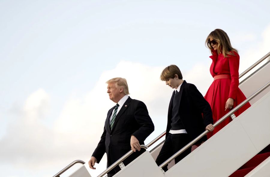 Donald Trump, sein Sohn Baron und dessen Mutter Melania verlassen die Air Force One.