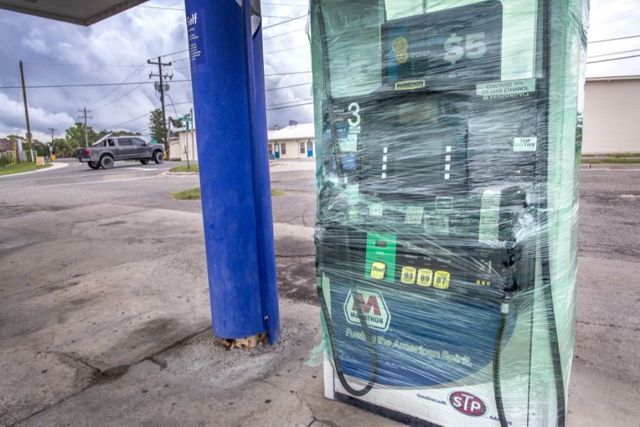 Eine eingepackte Zapfsäule an einer Tankstelle in Cedar Key.