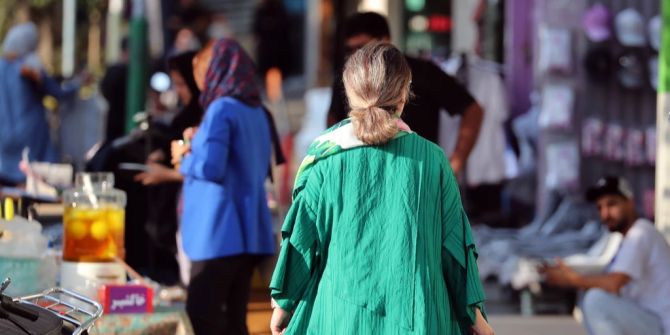 Frau ohne Kopftuch Iran
