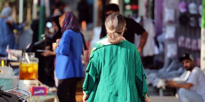 Die regimekritische Journalsitin wurde wegen Verstosses gegen die Kleidungsregeln im Iran festgenommen. (Symbolbild) Frau ohne Kopftuch Iran