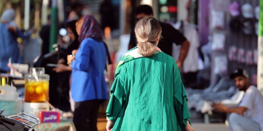 Frau ohne Kopftuch Iran