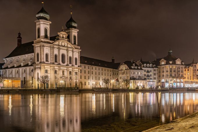 In glanzvolles Licht getaucht: die Jesuitenkirche St. Franz Xaver. Kirche, Schweiz, Architektur, Sightseeing