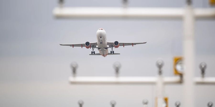 Die Fluggesellschaft Easyjet will Flugzeuge fördern, die mit Wasserstoff betrieben werden. Die CO2-Kompensation aller Flüge stellte das Unternehmen ein.  (Archivbild)