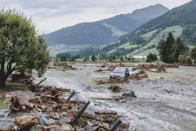 Autos, die durch eine Mure beschädigt wurden, in Hollersbach in der Nähe von Mittersill. Autos Schlammlawine