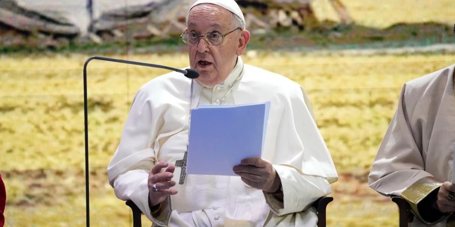 Papst Franziskus spricht während eines Treffens mit religiösen Führern auf dem Gelände des Hun Theatre in the Sky Resort etwa 15 Kilometer südlich der mongolischen Hauptstadt Ulaanbaatar.