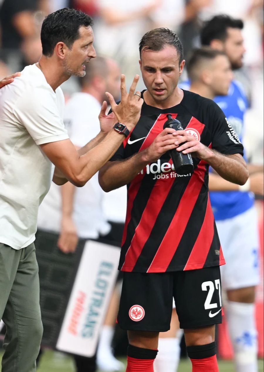 Dino Toppmoeller bespricht mit Mario Götze die Taktik.