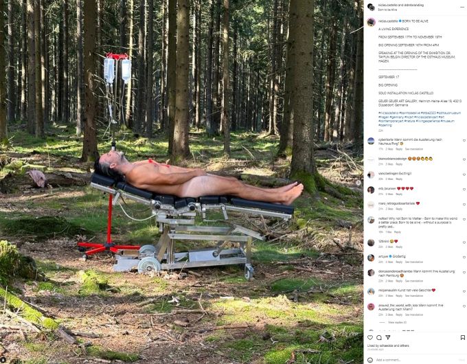 Niclas Castello, Noch-Ehemann von Sylvie Meis, nackt im Wald. Niclas Castello Sylvie Meis