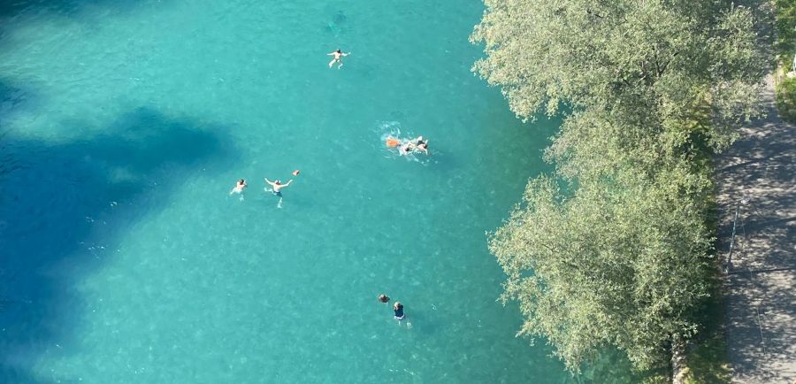 Gefährlich: Direkt in der Nähe befindet sich eine Badi – das Trottinett (hier ganz oben im Bild) hätte einen Schwimmer treffen können.