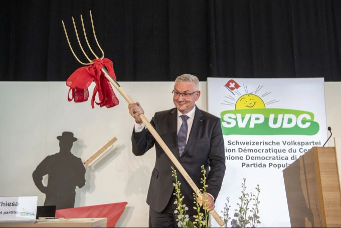 Wann ist das Fuder überladen? SVP-Nationalrat Andreas Glarner anlässlich einer Delegiertenversammlung seiner Partei vom Samstag, 1. Juli 2023 in Kuessnacht am Rigi. Andreas Glarner SVP Heugabel