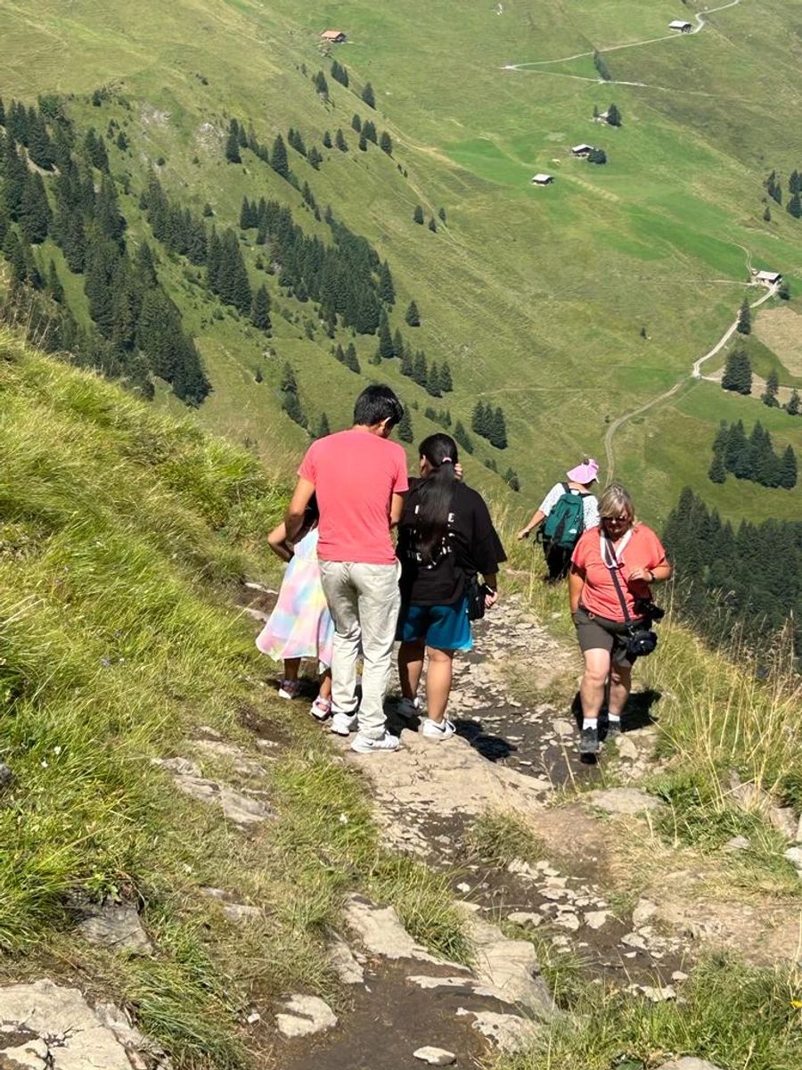 Sie musste den ganzen Weg zum Wasserfall gestützt werden, berichtet der Leser.