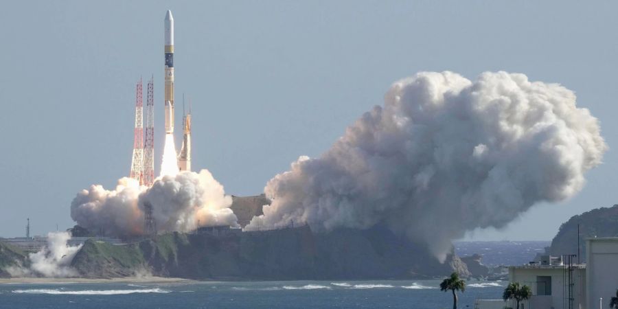 Eine japanische Trägerrakete vom Typ H2A hebt von der Startrampe des Tanegashima Space Center in Kagoshima im Süden des Landes ab.