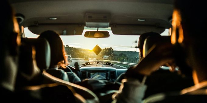 Beim Auto-Teilen kann man durchaus nette Bekanntschaften machen. Auto-Teilen Bekanntschaften