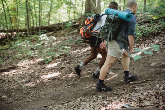 Ein schneller Spaziergang durch den Wald ist gut für die Gesundheit. Zwei Männer wandern im Wald