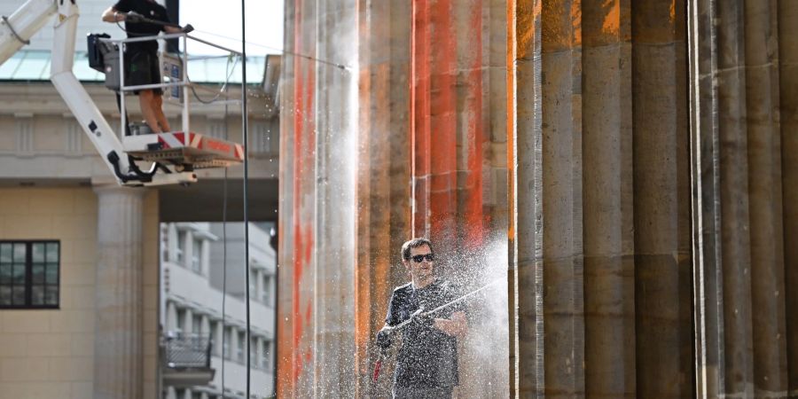 Reinigungsarbeiten nach einem Farbanschlag der so genannten letzten Generation auf das Brandenburger Tor.