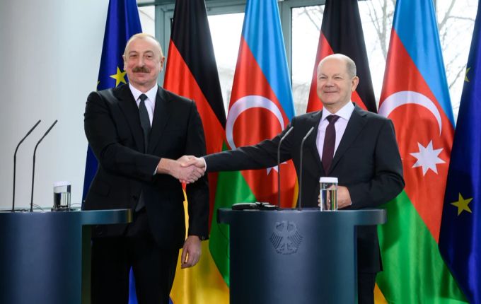 Der aserbaidschanische Präsident Ilham Alijew (l) mit dem deutschen Bundeskanzler Olaf Scholz (r). aserbaidschan