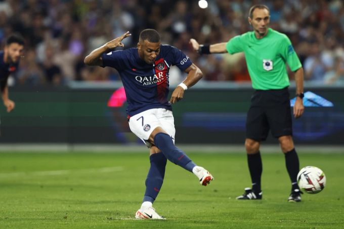 Kylian Mbappé verwandelt den Penalty für PSG. PSG