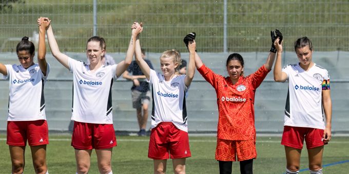 Torhüterin Nora Cuadrench zusammen mit ihren Teamkolleginnen vor dem Spiel. breitenrain