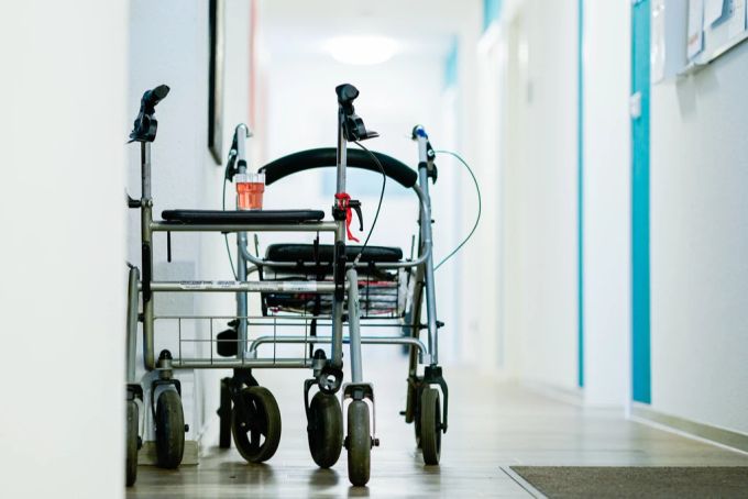 In der Lombardei mangelt es an Pflegekräften. Weil viele, die den Beruf ausüben, bald pensioniert werden, droht sich die Situation zu verschlimmern. (Symbolbild) Italien Pflegekräfte