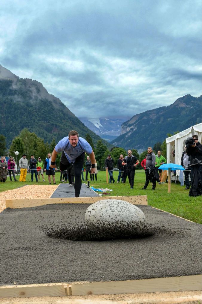 Unspunnensteinstossen mit dem 83,5 kg schweren Stein.