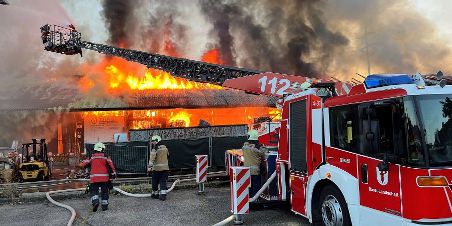 An der Güterstrasse in Pratteln BL ist ein Gebäude in Brand geraten.