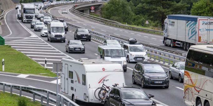 Durch die automatisierte Fahrzeugerkennung können beispielsweise Verstösse gegen die Verkehrsregeln belangt werden. (Symbolbild) Schweizer Autobahn