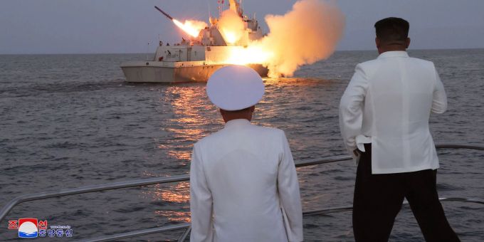 Nordkoreas Machthaber Kim Jong Un (r) bei einem Besuch einer Marine-Einheit und dem Test zum Abschuss von Marschflugkörpern. nordkorea