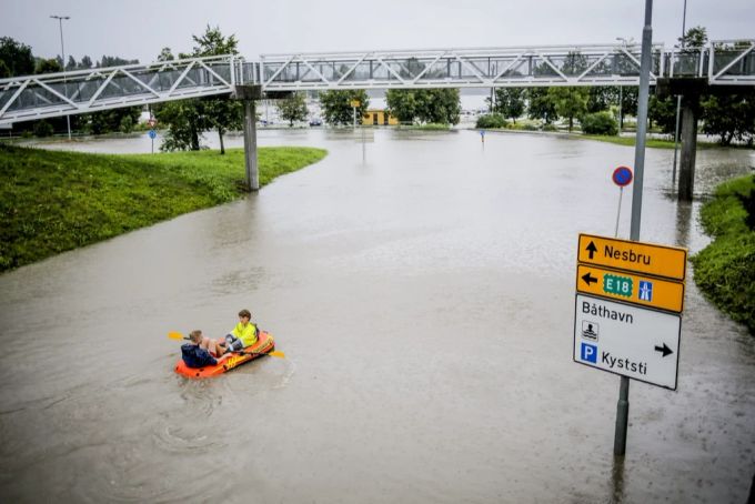 Strassen verwandelten sich im Süden Norwegens in reissende Flüsse. Norwegen Hochwasser