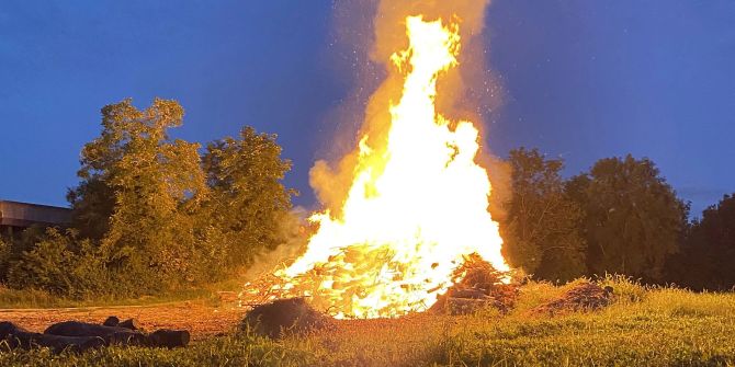 Brennholzstapel in Brand