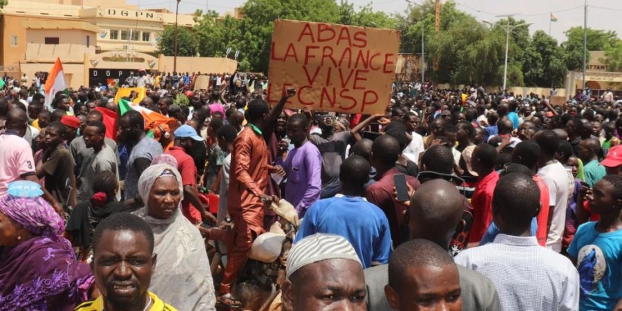 dpatopbilder - Demonstranten nehmen kurz nach dem Putsch Ende Juli in Nigers Hauptstadt Niamey an einem Marsch zur Unterstützung der Militärjunta teil. Foto: Djibo Issifou/dpa