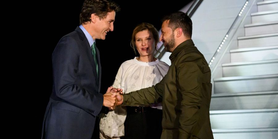 Kanadas Premierminister Justin Trudeau begrüsst seinen ukrainischen Amtskollegen Wolodymyr Selenskyj und dessen Frau Olena Selenska auf dem Flughafen von Ottawa.