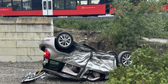 Unbestimmt verletzt - Autofahrerin (82) kracht in Herisau in Bahn