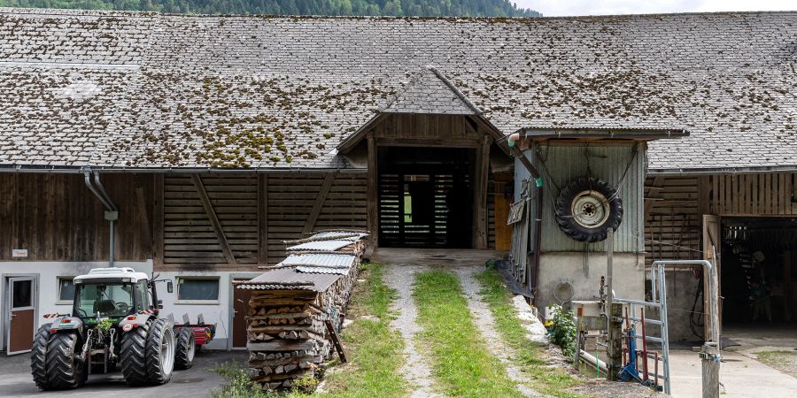 Bauernhaus mit Traktor in Boltigen. - Simmental