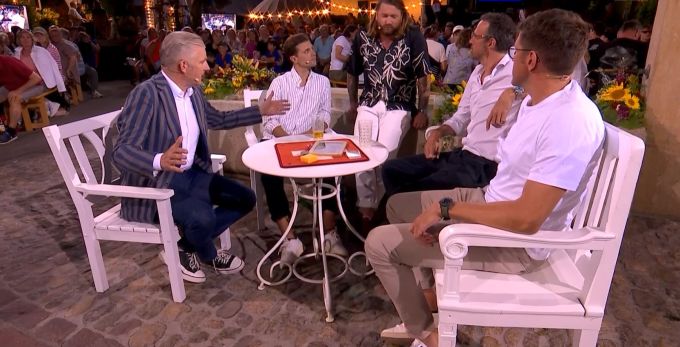 Das «Donnschtig-Jass» lockte auch mit vielen prominenten Gästen. Von links: Rainer Maria Salzgeber, Valentin Stocker, Baschi, Marco Streller, Benjamin Huggel. Therwil Donnschtig-Jass