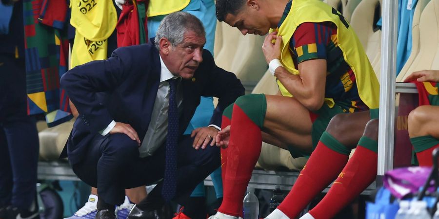 Portugals Trainer Fernando Santos spricht kurz vor dessen Einwechselung mit Cristiano Ronaldo.