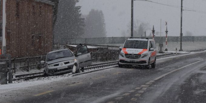 In Gais AR ist es am Montag zu einem Selbstunfall mit einem Personenwagen gekommen. Gais AR